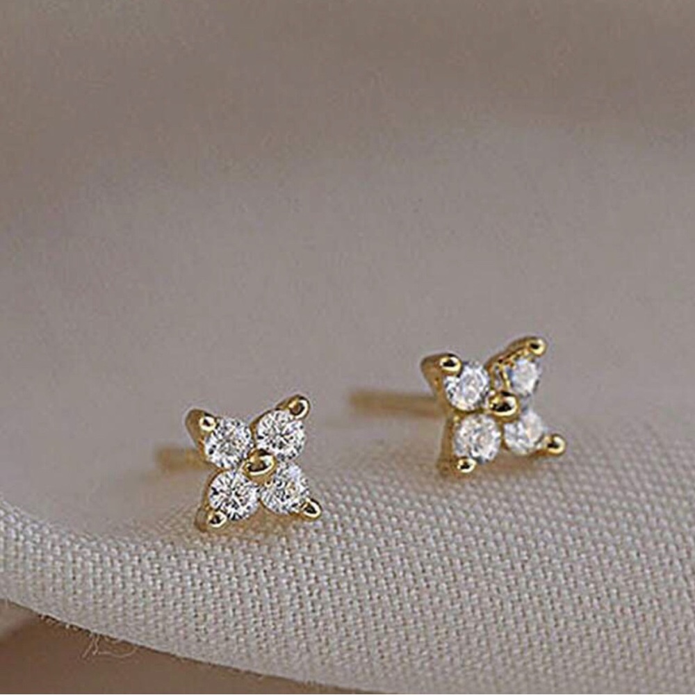 Beautiful flower 🌸  14k earrings ✨